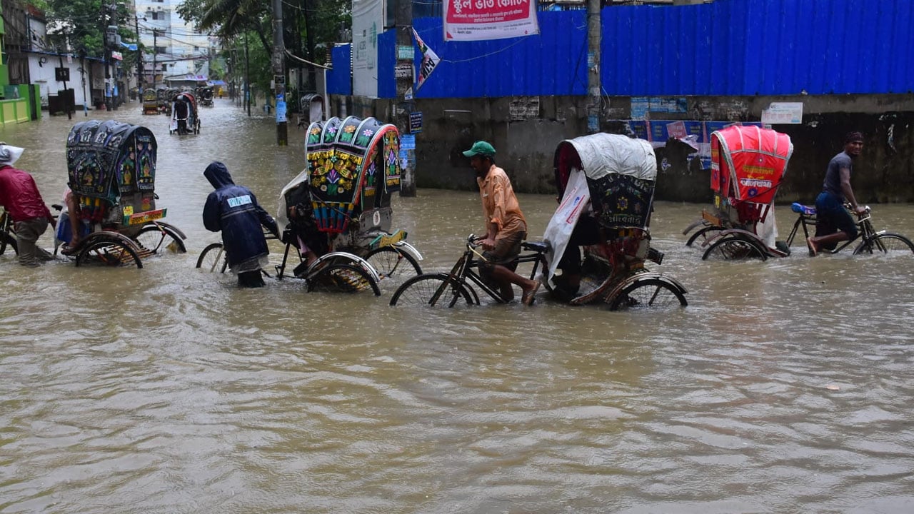 চট্টগ্রামে নগরজুড়ে জলাবদ্ধতা : ৪০ টাকার রিকশা ভাড়া ১৫০ টাকা 